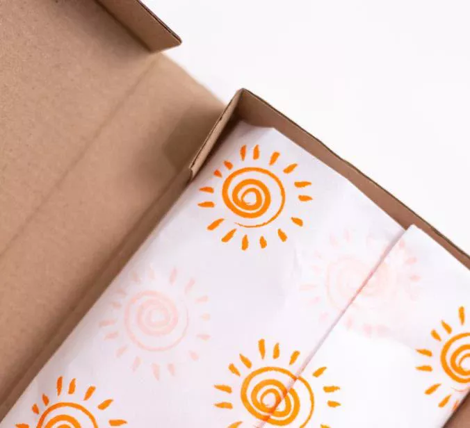 Caixa com papel de seda estampado para uma marca de moda