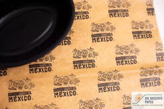 Papel kraft com impressão personalizada em preto